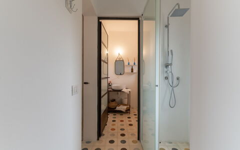 Trullo Santa Pazienza 6+3: Flooring, Wand, Interior Design, Fussboden, Badezimmer, Armatur, Decke, Zimmer, Beleuchtung, Installation