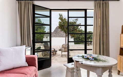 Trullo Santa Pazienza 6+3: Möbel, Interior Design, Holz, Flooring, Fussboden, Zimmer, Beleuchtung, Zuhause, Tür, Wohnzimmer