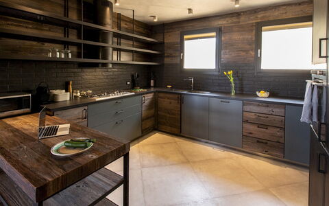 Villa Passo degli Aironi 12: Küche, Möbel, Countertop, Flooring, Interior Design, Holz, Cabinetry, Küchengerät, Decke, Fussboden