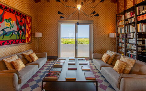 Villa Passo degli Aironi 12: Interior Design, Möbel, Flooring, Fussboden, Decke, Beleuchtung, Zimmer, Stuhl, Holzbeize, Wohnzimmer