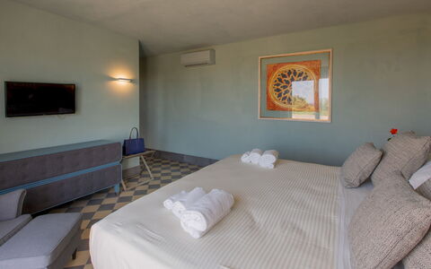 Villa Passo degli Aironi 12: Fussboden, Flooring, Möbel, Schlafzimmer, Schwimmbad, Hotel, Stuhl, Resort, Bett, Bedding