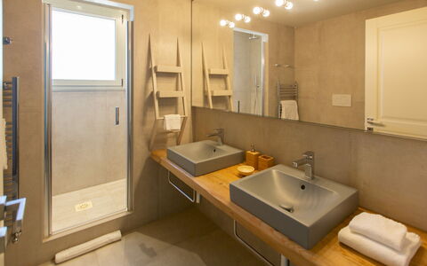 Villa Passo degli Aironi 12: Bad Sink, Armatur, Flooring, Interior Design, Wand, Sinken, Badezimmer, Holz, Fussboden, Zapfhahn