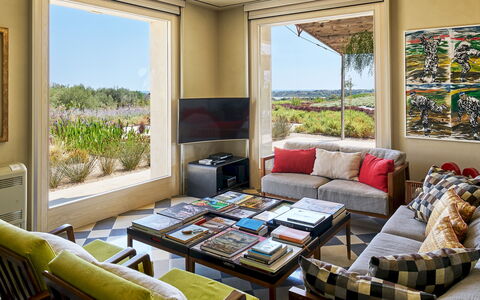 Villa Majoli 9: Möbel, Interior Design, Tabelle, Fussboden, Zimmer, Couch, Stuhl, Wohnzimmer, Wohnung, Decke