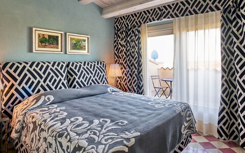 Villa Majoli 9: Möbel, Blau, Interior Design, Bett, Schlafzimmer, Fussboden, Flooring, Wand, Bedding, Bettdecke