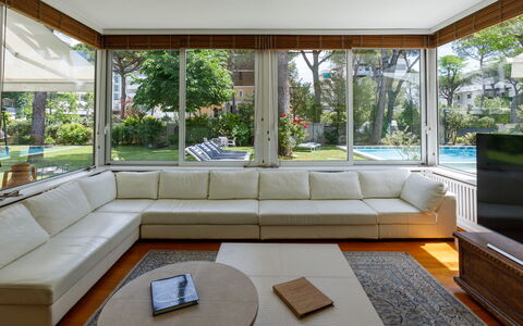 Villa Guidi 10: Möbel, Interior Design, Couch, Flooring, Fussboden, Holz, Wohnzimmer, Decke, Wohnung, Beleuchtung