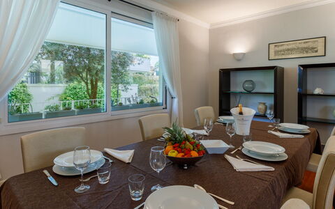 Villa Guidi 10: Möbel, Interior Design, Tabelle, Flooring, Decke, Esszimmer, Küche & Esszimmer Tisch, Stuhl, Zimmer, Beleuchtung