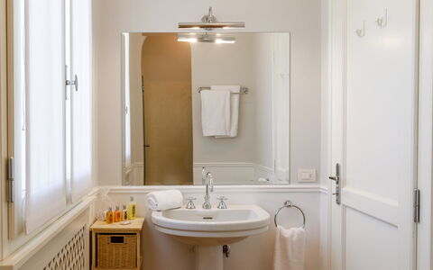 Villa Guidi 10: Bad Sink, Badezimmer, Armatur, Wand, Interior Design, Sinken, Spiegel, Zapfhahn, Flooring, Installation