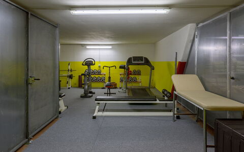Villa Guidi 10: Flooring, Fussboden, Decke, Zimmer, Fitnessstudio, Trainingsgeräte, Trainingsgerät