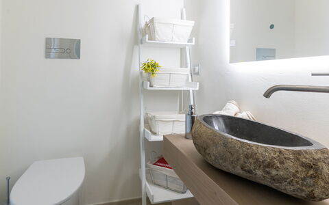 Villa Gialonia 8+2: Badezimmer, Armatur, Interior Design, Flooring, Spiegel, Zapfhahn, Fussboden, Installation, Sinken, Beleuchtung