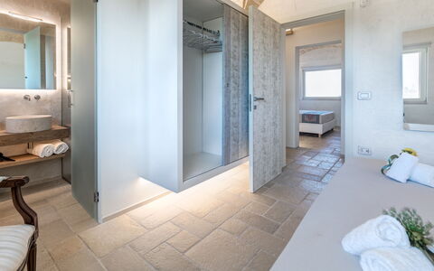 Villa Gialonia 8+2: Flooring, Fussboden, Holz, Möbel, Interior Design, Decke, Schlafzimmer, Beleuchtung, Bett, Zimmer