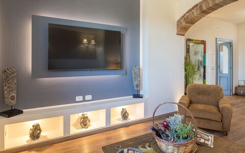 Casale Bella Vita 8+4: Wand, Möbel, Interior Design, Holz, Flooring, Fernsehen, Wohnzimmer, Zuhause, Fussboden, Fernsehgerät