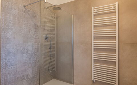 Casale Bella Vita 8+4: Wand, Flooring, Fussboden, Badezimmer, Armatur, Fliese, Installation, Design, Dusche, Duschkopf
