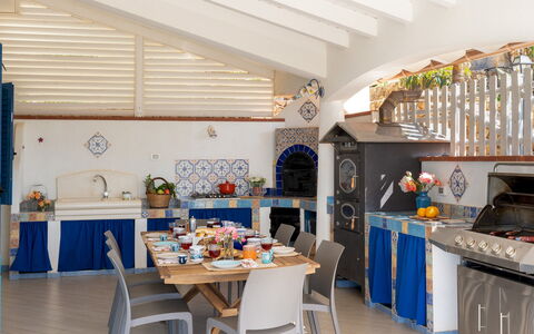 Villa Olimpia 6+2: Möbel, Interior Design, Tabelle, Stuhl, Küche & Esszimmer Tisch, Decke, Küche, Schatten, Zimmerpflanze, Design