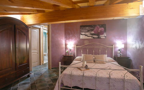 Villa Alessia 6: Möbel, Interior Design, Flooring, Fussboden, Holz, Decke, Zimmer, Schlafzimmer, Beleuchtung, Bett