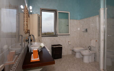 Villa Alessia 6: Armatur, Flooring, Interior Design, Bad Sink, Fussboden, Sinken, Zapfhahn, Installation, Beleuchtung, Badezimmer