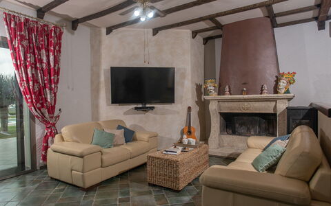 Villa Alessia 6: Möbel, Interior Design, Flooring, Fussboden, Zimmer, Couch, Wohnzimmer, Beleuchtung, Stuhl, Tabelle