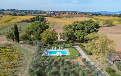 Casale le Tre Querce 8+1: Wohngebiet, Haus, Estate, Zuhause, Grundstueck, Schwimmbad, Garten, Plantage, Rasen, Hazienda
