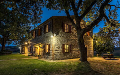 Casale le Tre Querce 8+1: Baum, Haus, Ländliches Gebiet, Hütte, Zuhause, Bauernhaus, Estate, Rasen, Dorf, Landscaping