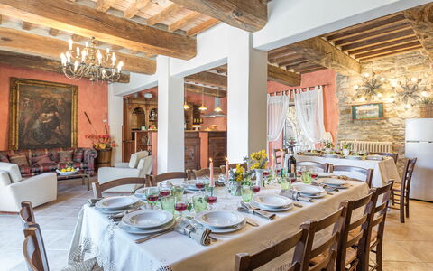 Podere le Corone 14: Möbel, Interior Design, Tabelle, Stuhl, Holz, Flooring, Küche & Esszimmer Tisch, Decke, Esszimmer, Beleuchtung