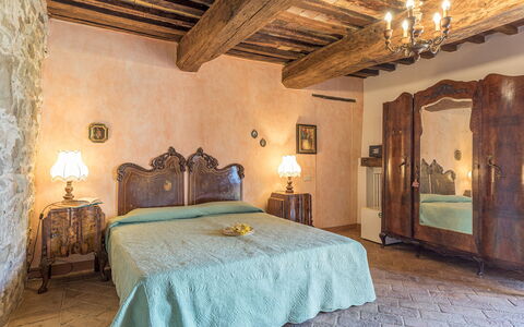 Podere le Corone 14: Wand, Möbel, Schlafzimmer, Flooring, Zuhause, Bett, Bettrahmen, Zimmer, Suite, Linens