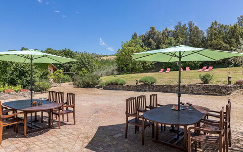 Podere le Corone 14: Möbel, Gartenmöbel, Tabelle, Tisch Im Freien, Stuhl, Garten, Küche & Esszimmer Tisch, Regenschirm, Schatten, Landscaping