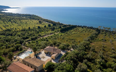 Villa le Sorbe 12: Menschliche Siedlung, Vogelperspektive, Estate, Luftaufnahmen, Resort, Hazienda, Eco Hotel, Schwimmbad, Ferienort, Villa