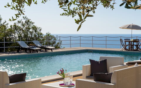 Villa le Sorbe 12: Möbel, Wasser, Gartenmöbel, Stuhl, Tabelle, Resort, Schwimmbad, Schatten, Regenschirm, Tisch Im Freien
