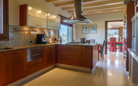 Villa California 6: Möbel, Küche, Countertop, Interior Design, Cabinetry, Flooring, Küchengerät, Holz, Major Appliance, Decke