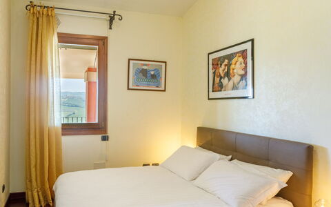 Villa California 6: Wand, Interior Design, Bett, Fussboden, Zimmer, Decke, Schlafzimmer, Bettdecke, Bilderrahmen, Bettrahmen