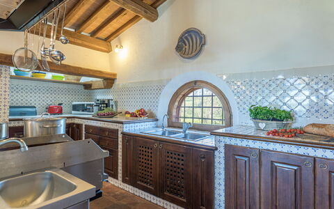 Podere Pratovecchio 14+2: Küche, Countertop, Interior Design, Flooring, Decke, Fliese, Küchengerät, Fussboden, Zuhause, Herd