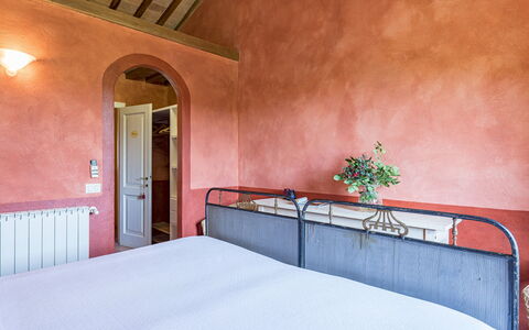 Podere Pratovecchio 14+2: Wand, Möbel, Interior Design, Fussboden, Schlafzimmer, Flooring, Bettdecke, Bettrahmen, Bett, Bedding