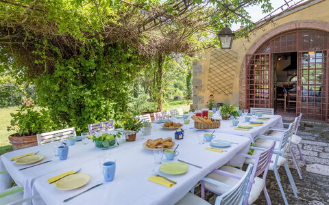 Podere Pratovecchio 14+2: Möbel, Tabelle, Stuhl, Küche & Esszimmer Tisch, Tischdecke, Restaurant, Tisch Im Freien, Garten, Essen, Gartenmöbel
