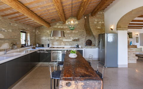 Casa Melograno 11+2: Möbel, Interior Design, Flooring, Wand, Holz, Decke, Küche, Fussboden, Zuhause, Light Fixture