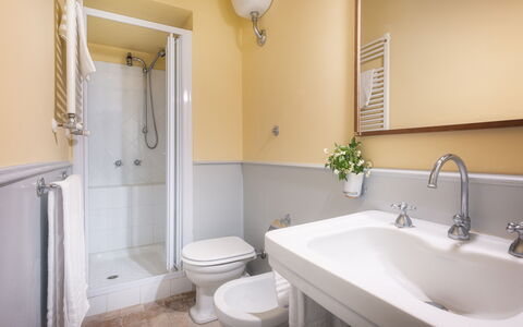 Casale Dell Oasi 12: Badezimmer, Armatur, Bad Sink, Wand, Interior Design, Sinken, Flooring, Fussboden, Zapfhahn, Installation