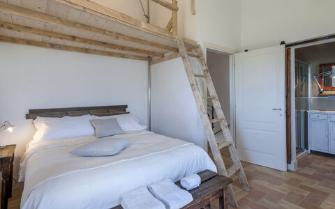 Casa Pilar 4+1: Möbel, Schlafzimmer, Bett, Holz, Bettdecke, Interior Design, Bedding, Fussboden, Linens, Flooring