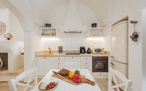 La Torre di Monsignore 12: Interior Design, Möbel, Decke, Flooring, Beleuchtung, Fussboden, Küche, Light Fixture, Zimmer, Küchengerät