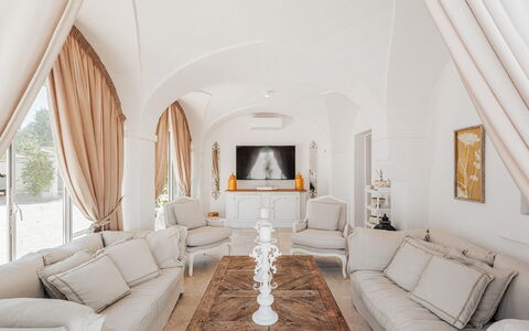 La Torre di Monsignore 12: Möbel, Interior Design, Couch, Flooring, Fussboden, Zuhause, Beleuchtung, Wohnung, Wohnzimmer, Decke