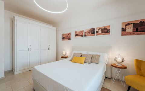 La Torre di Monsignore 12: Bett, Interior Design, Möbel, Schlafzimmer, Fussboden, Wand, Flooring, Holz, Decke, Bedding