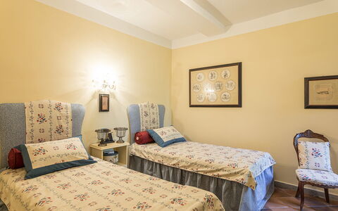 Villa Rinaldi 6: Möbel, Bett, Interior Design, Schlafzimmer, Bedding, Wand, Bettdecke, Zimmer, Fussboden, Linens