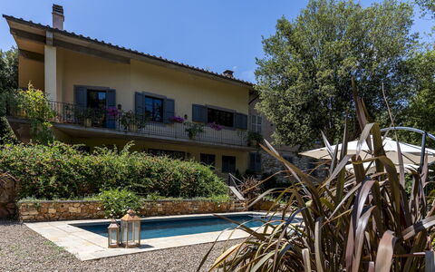 Villa Rinaldi 6: Haus, Wohngebiet, Strauch, Zuhause, Garten, Schatten, Hinterhof, Estate, Landscaping