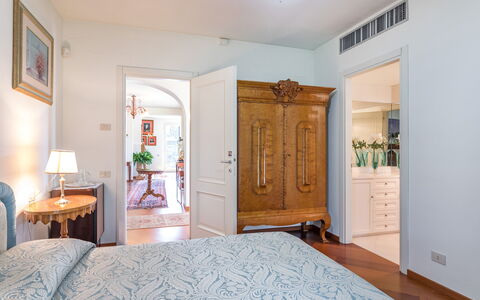 Villa Mimmina 8: Möbel, Interior Design, Wand, Flooring, Schlafzimmer, Fussboden, Holz, Bett, Zimmer, Decke