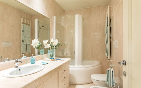 Villa Mimmina 8: Badezimmer, Interior Design, Flooring, Armatur, Bad Sink, Sinken, Fussboden, Wand, Spiegel, Countertop