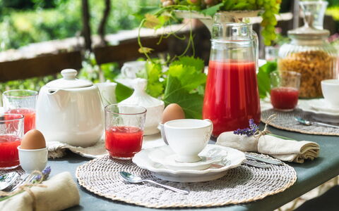 Villa Marraccini 8: Geschirr, Servierware, Essen, Tasse, Drinkware, Dishware, Tabelle, Teekanne, Porzellan, Teller