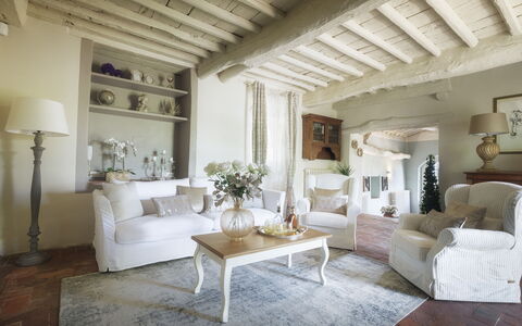 Villa Marraccini 8: Möbel, Interior Design, Couch, Wand, Wohnzimmer, Zimmer, Zuhause, Flooring, Decke, Dekokissen