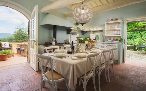 Villa Marraccini 8: Möbel, Interior Design, Stuhl, Tabelle, Esszimmer, Küche & Esszimmer Tisch, Zuhause, Decke, Beleuchtung, Geschirr