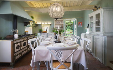 Villa Marraccini 8: Möbel, Interior Design, Tabelle, Küche, Stuhl, Decke, Beleuchtung, Küche & Esszimmer Tisch, Geschirr, Zuhause
