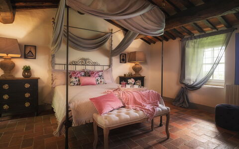 Villa Marraccini 8: Möbel, Bett, Interior Design, Schlafzimmer, Bedding, Linens, Bettdecke, Textil, Zuhause, Beleuchtung