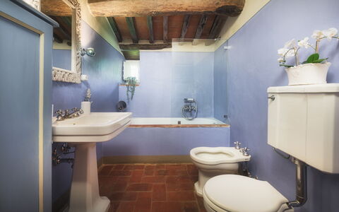 Villa Marraccini 8: Wand, Armatur, Badezimmer, Bad Sink, Sinken, Zapfhahn, Flooring, Installation, Tür, Toilette