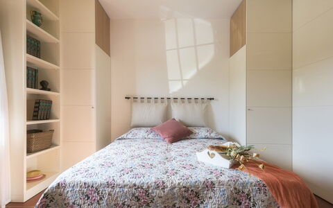 La Panoramica 8: Möbel, Bett, Interior Design, Schlafzimmer, Wand, Flooring, Fussboden, Bettdecke, Bedding, Holz