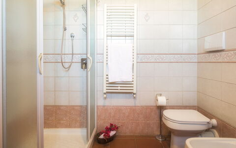 La Panoramica 8: Badezimmer, Armatur, Flooring, Interior Design, Fussboden, Bad Sink, Toilette, Sinken, Installation, Zapfhahn